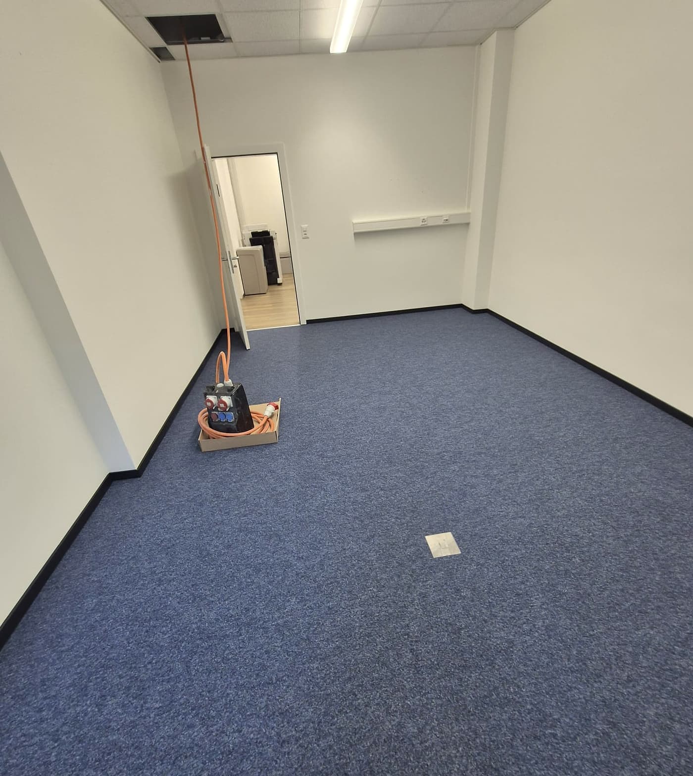 Bureau vide revêtu de dalles de moquette bleues