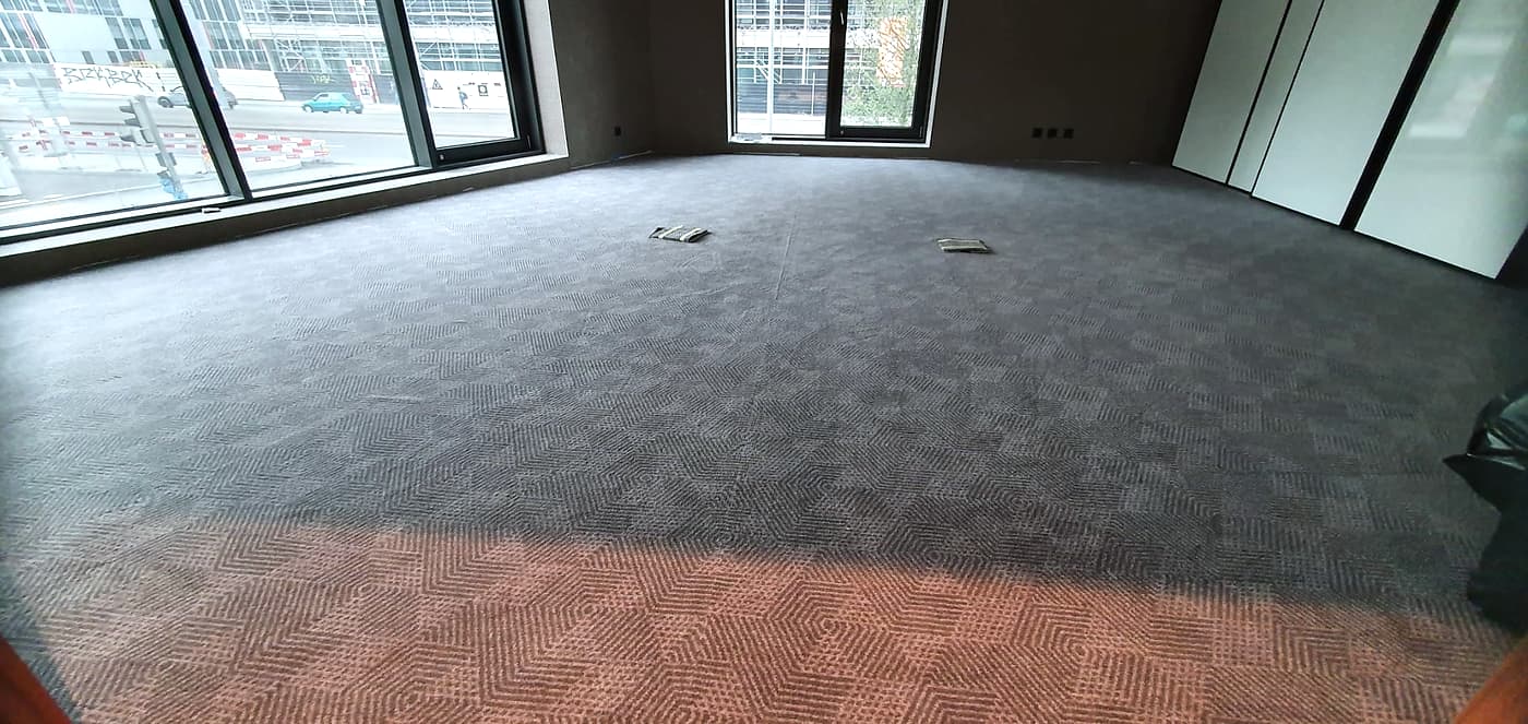 Grand plateau de bureaux revêtu de moquette grise