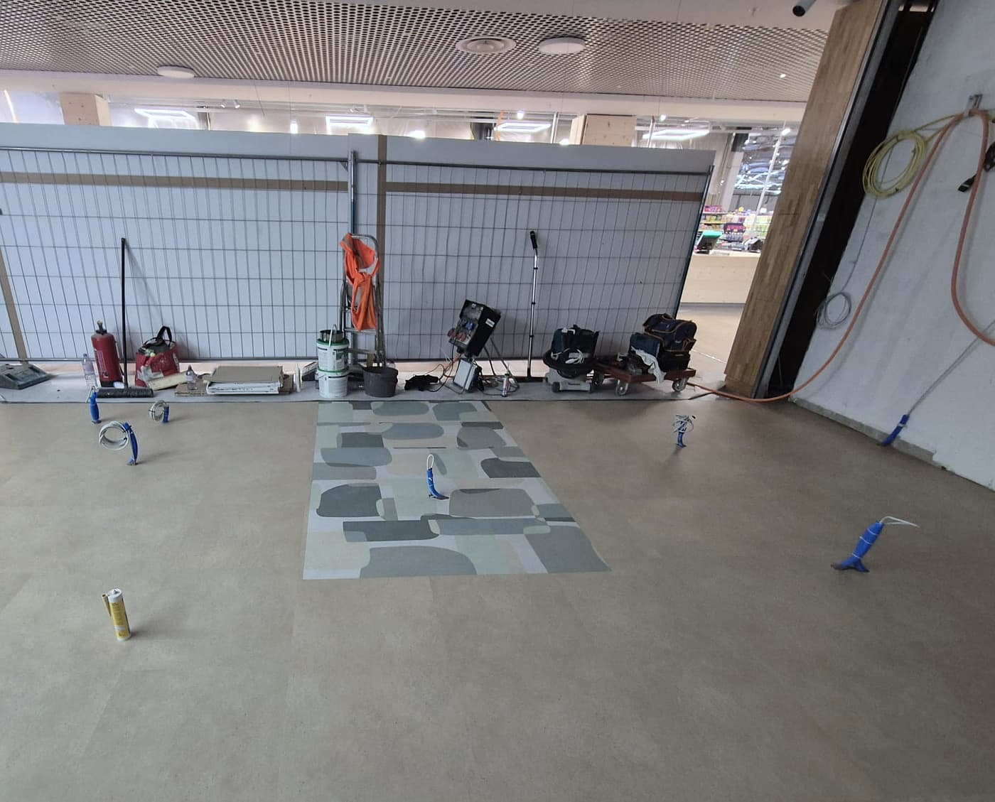 Sol en vinyle aspect pierre devant la vitrine d’un local commercial