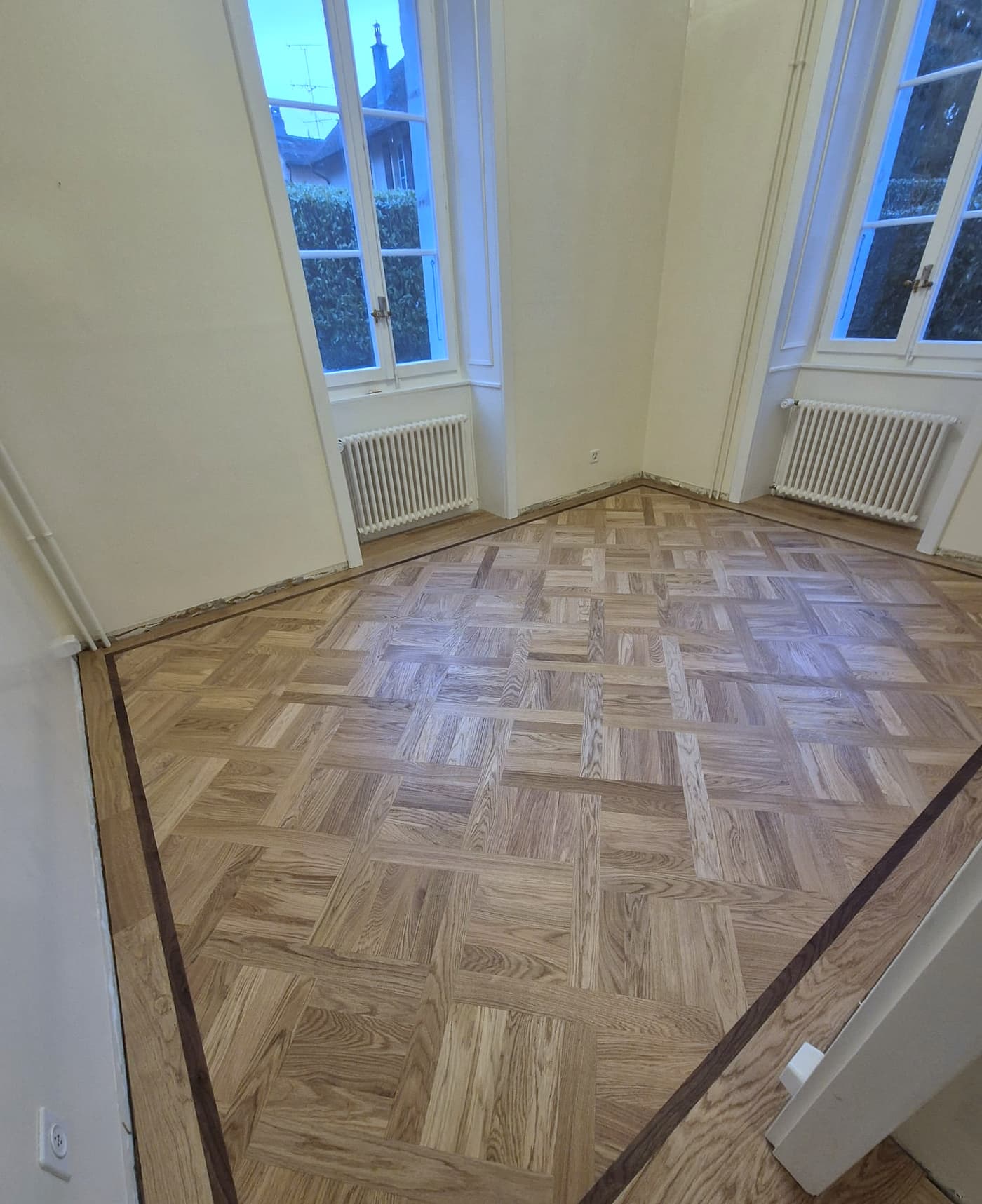 Panneaux Versailles en chêne posés dans une pièce, avec filet de bordure foncé